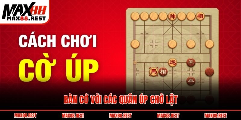 Bàn cờ với các quân úp chờ lật